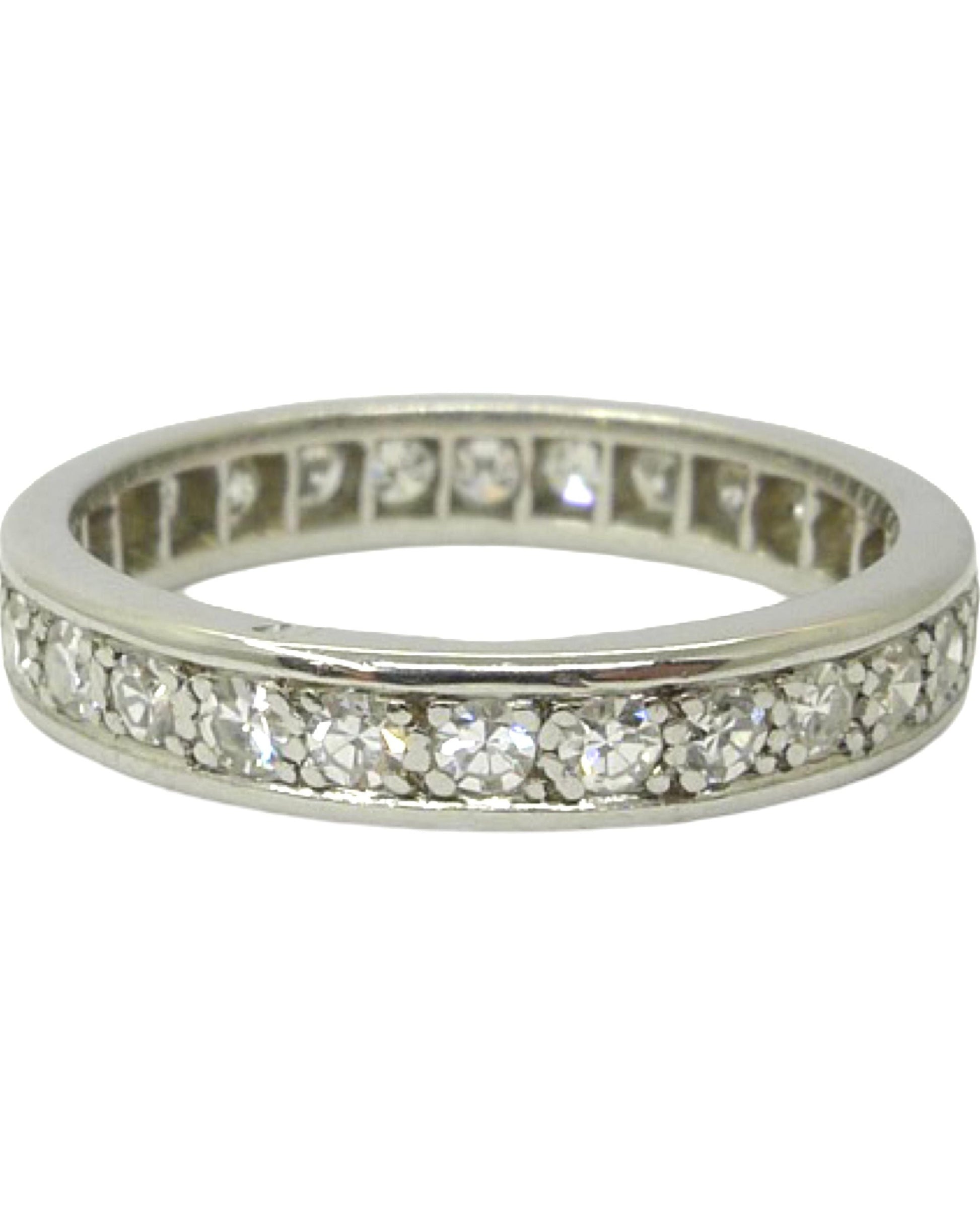 Découvrez notre Alliance tour complet en platine 950, sublimée par un sertissage intégral de diamants naturels taillés en 8/8 pour un éclat incomparable. Avec un poids total de 1,12 carat, cette alliance allie élégance et raffinement, idéale pour symboliser un amour éternel. Parfaite pour un mariage ou un anniversaire, cette bague intemporelle en platine garantit une brillance exceptionnelle et une qualité inégalée.