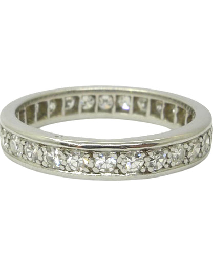 Découvrez notre Alliance tour complet en platine 950, sublimée par un sertissage intégral de diamants naturels taillés en 8/8 pour un éclat incomparable. Avec un poids total de 1,12 carat, cette alliance allie élégance et raffinement, idéale pour symboliser un amour éternel. Parfaite pour un mariage ou un anniversaire, cette bague intemporelle en platine garantit une brillance exceptionnelle et une qualité inégalée.