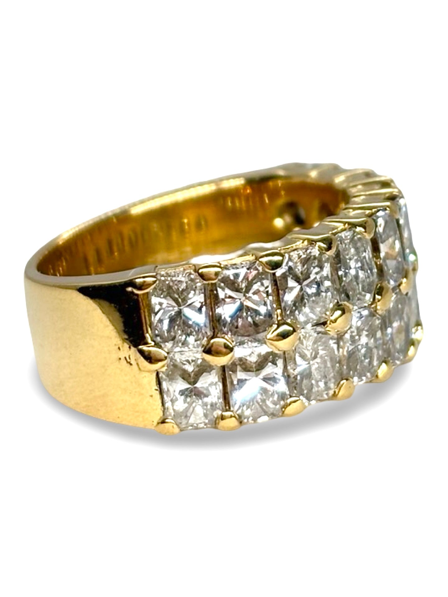 Alliance en or jaune 18 carats sertie de diamants totalisant 6 carats. Ce bijou raffiné allie l’éclat chaleureux de l’or jaune à la brillance intense des diamants, offrant une bague élégante et précieuse. Idéale pour symboliser un engagement ou enrichir une collection de joaillerie, elle séduit par son design intemporel et luxueux.