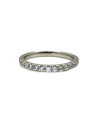 Alliance en or blanc 18 carats pour femme, sertie de diamants taille brillant totalisant 0,80 carat – bijou de mariage haut de gamme, élégant et intemporel, idéal pour sceller une union avec éclat. Finition soignée, brillance exceptionnelle des diamants, parfait pour une cérémonie ou un anniversaire de mariage.