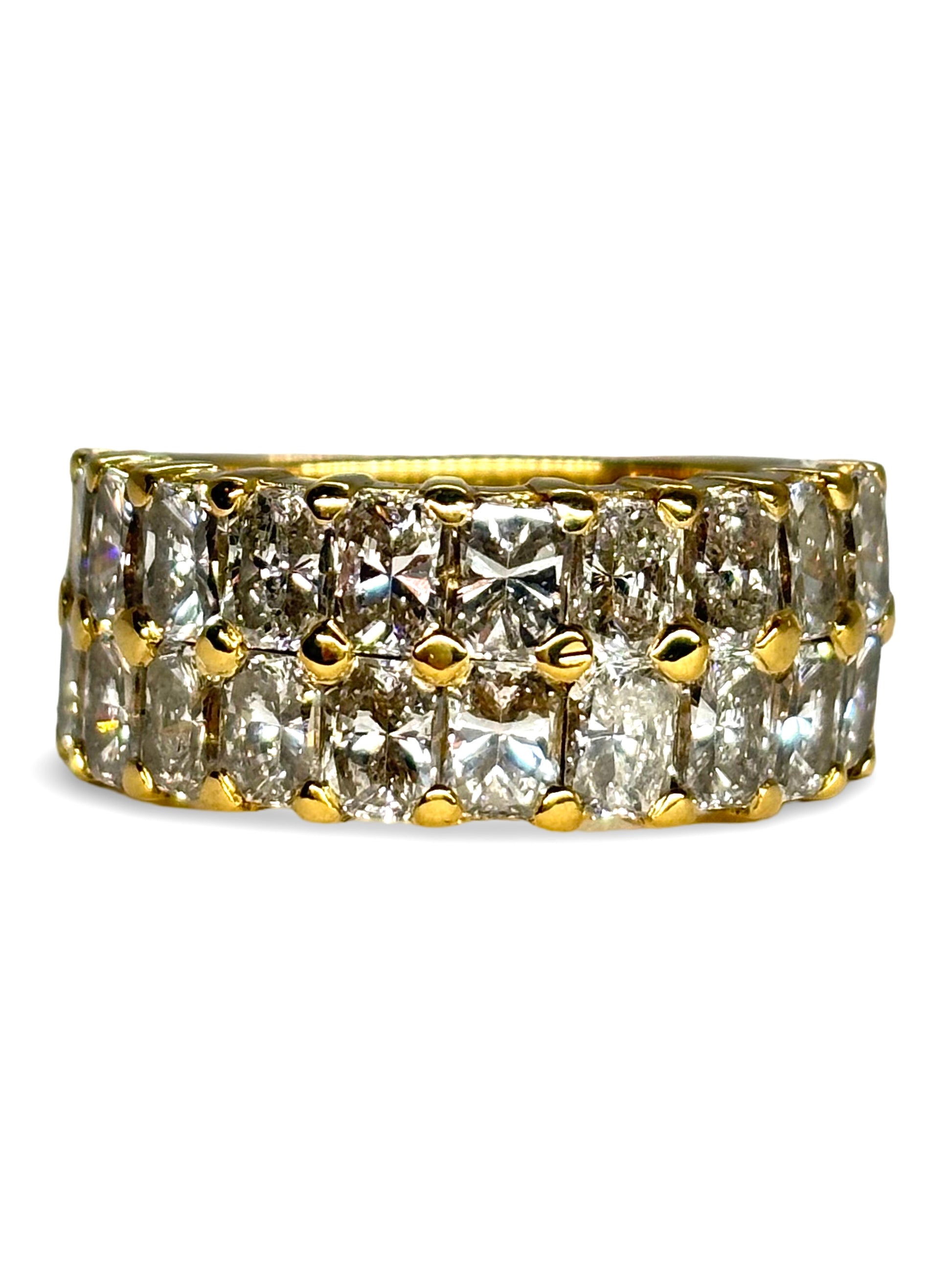 Alliance en or jaune 18 carats sertie de diamants totalisant 6 carats. Ce bijou raffiné allie l’éclat chaleureux de l’or jaune à la brillance intense des diamants, offrant une bague élégante et précieuse. Idéale pour symboliser un engagement ou enrichir une collection de joaillerie, elle séduit par son design intemporel et luxueux.