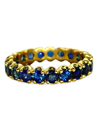 Alliance en or jaune 18 carats sertie de saphirs pour un total de 3 carats. Cette bague précieuse allie l’éclat chaleureux de l’or jaune à la profondeur lumineuse des saphirs, offrant un bijou raffiné et élégant. Idéale pour symboliser l’union ou enrichir une collection de joaillerie, elle séduit par son design intemporel et sophistiqué.