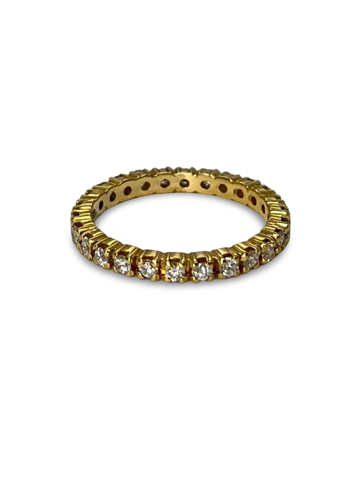 Alliance en or jaune élégamment sertie de diamants totalisant 0,40 carat. Ce bijou raffiné incarne l’union parfaite entre tradition et éclat, idéal pour symboliser un engagement ou marquer un moment précieux. Un anneau lumineux, intemporel et plein de finesse, signé d’un style classique et chic.
