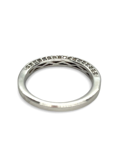 Demi-alliance élégante en or blanc, sublimée par un pavage de diamants totalisant 0,4 carat. Ce bijou raffiné associe éclat et sobriété, idéal pour célébrer un engagement ou une occasion précieuse. Son design épuré met en valeur la brillance des pierres tout en assurant un confort au quotidien.