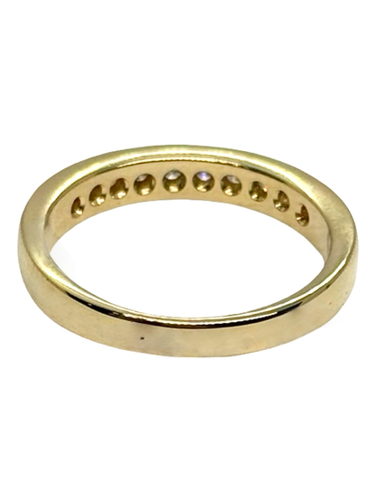 Demi-alliance en or jaune 18 carats (750/1000) sertie de diamants naturels d’un poids total de 0,50 carat. Cette bague en or jaune et diamants séduit par son éclat et son élégance intemporelle. Son sertissage délicat met en valeur la brillance des pierres précieuses. Idéale comme alliance diamant, bague de mariage ou bijou à associer à une bague de fiançailles, cette demi-alliance en or jaune apporte une touche raffinée au quotidien. Un bijou précieux qui allie finesse, luminosité et sophistication.