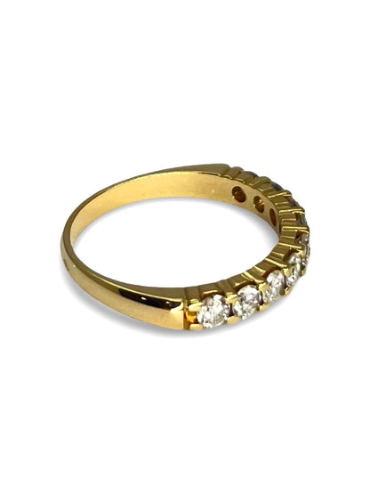 Élégante et lumineuse, cette demi-alliance en or jaune 18 carats est sertie de diamants scintillants totalisant 0,72 carat. Son design raffiné souligne avec grâce chaque mouvement. Idéale pour célébrer un moment précieux ou compléter une parure, elle incarne l’alliance parfaite entre éclat et intemporalité.