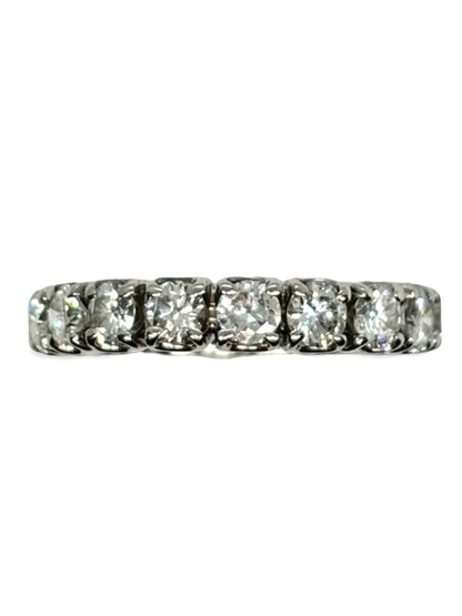 Découvrez notre alliance tour complet en or blanc, sertie de diamants totalisant 2,7 carats. Élégante et raffinée, cette bague éternité symbolise l’amour éternel avec brillance et sophistication. Parfaite pour un mariage ou un cadeau précieux, elle allie luxe, qualité et éclat exceptionnel pour sublimer chaque moment unique.