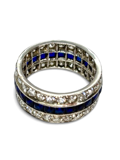 Alliance tour complet en or blanc, élégamment sertie de saphirs bleus et de diamants scintillants. Ce bijou d’exception allie raffinement et éclat, idéal pour célébrer un engagement ou un moment précieux. Chaque pierre est soigneusement sélectionnée pour sublimer l’alliance et offrir un rendu lumineux et sophistiqué.