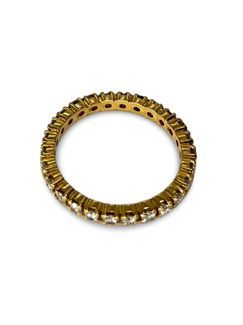 Alliance en or jaune élégamment sertie de diamants totalisant 0,40 carat. Ce bijou raffiné incarne l’union parfaite entre tradition et éclat, idéal pour symboliser un engagement ou marquer un moment précieux. Un anneau lumineux, intemporel et plein de finesse, signé d’un style classique et chic.