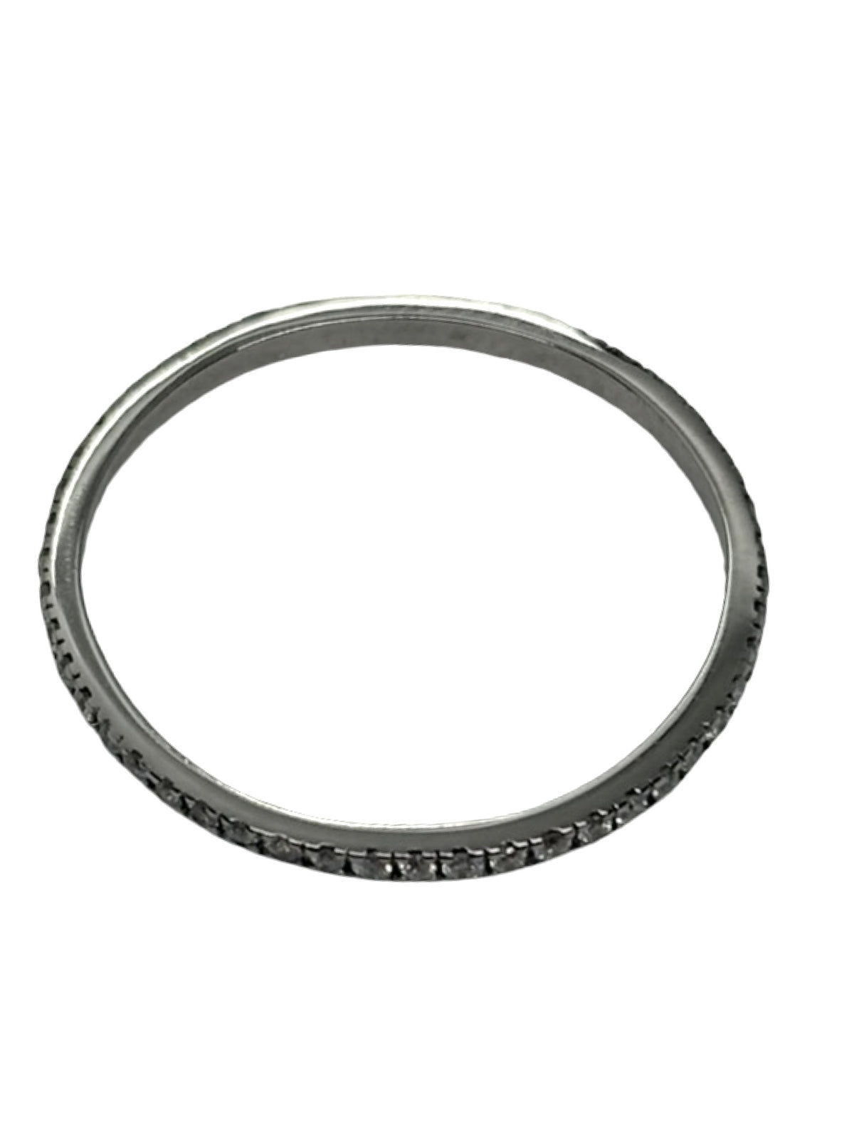 Alliance tour complet Mauboussin en or blanc 18K (750 millièmes), sertie de diamants naturels pour un poids total de 0,25 carat. Cette alliance en diamants séduit par son design raffiné et son éclat délicat, offrant une brillance continue tout autour du doigt. Signée par la maison Mauboussin, cette bague de luxe allie élégance et modernité. Idéale pour célébrer un mariage, un anniversaire ou un moment précieux, cette alliance en or blanc et diamants apporte une touche lumineuse et intemporelle à chaque main