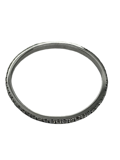 Alliance tour complet Mauboussin en or blanc 18K (750 millièmes), sertie de diamants naturels pour un poids total de 0,25 carat. Cette alliance en diamants séduit par son design raffiné et son éclat délicat, offrant une brillance continue tout autour du doigt. Signée par la maison Mauboussin, cette bague de luxe allie élégance et modernité. Idéale pour célébrer un mariage, un anniversaire ou un moment précieux, cette alliance en or blanc et diamants apporte une touche lumineuse et intemporelle à chaque main
