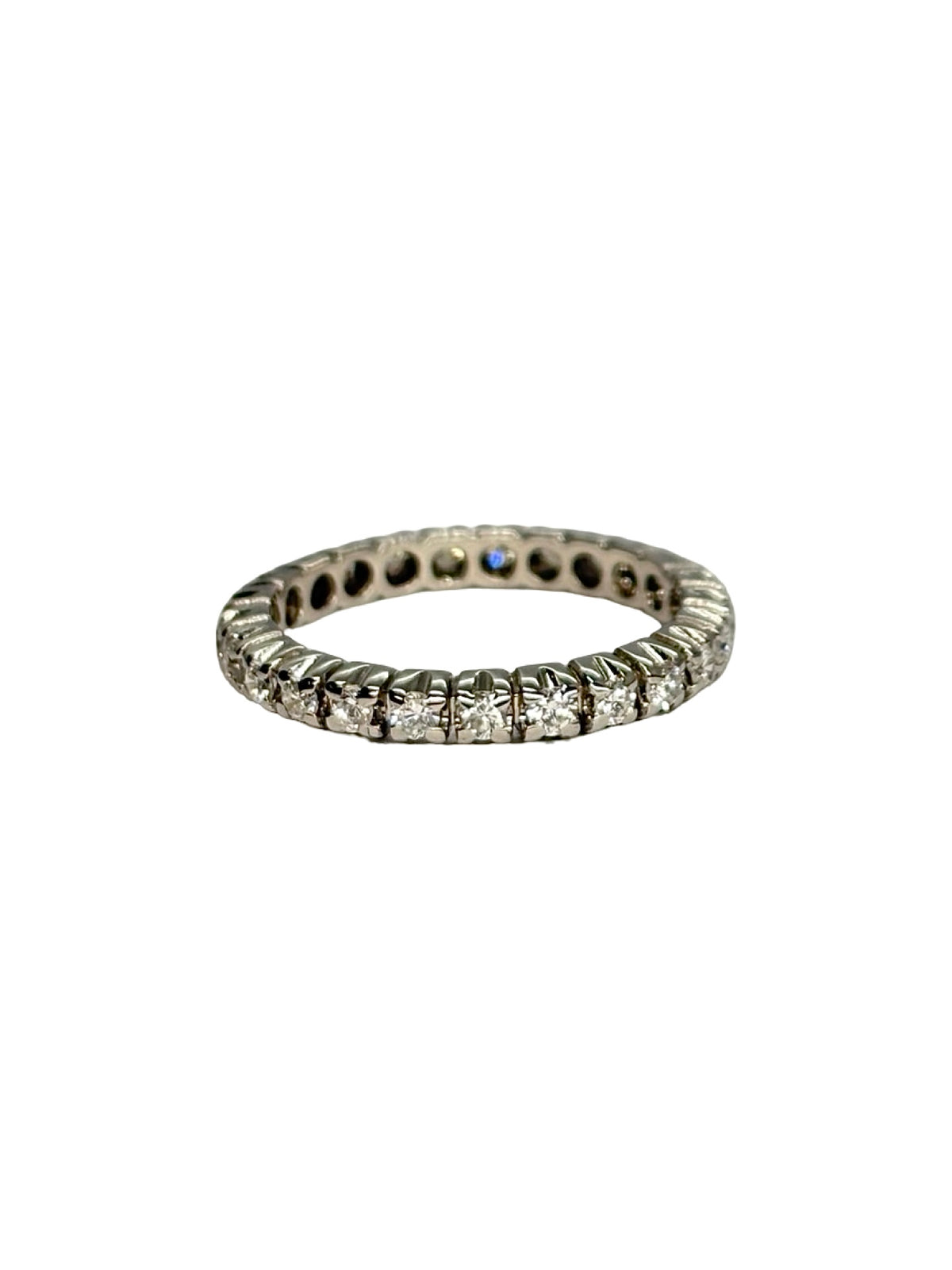 Alliance tour complet en or blanc 18K avec anneau serti de diamants pour un poids total de 0,30 carat. Son tour d'éternité scrupuleusement travaillé offre une brillance continue tout autour du doigt, mettant en valeur l'éclat pur des pierres et la finesse de la monture. Cette alliance de seconde main est en très bon état, contrôlée en interne et livrée dans son écrin. Un bijou de joaillerie classique et intemporel disponible à Paris.