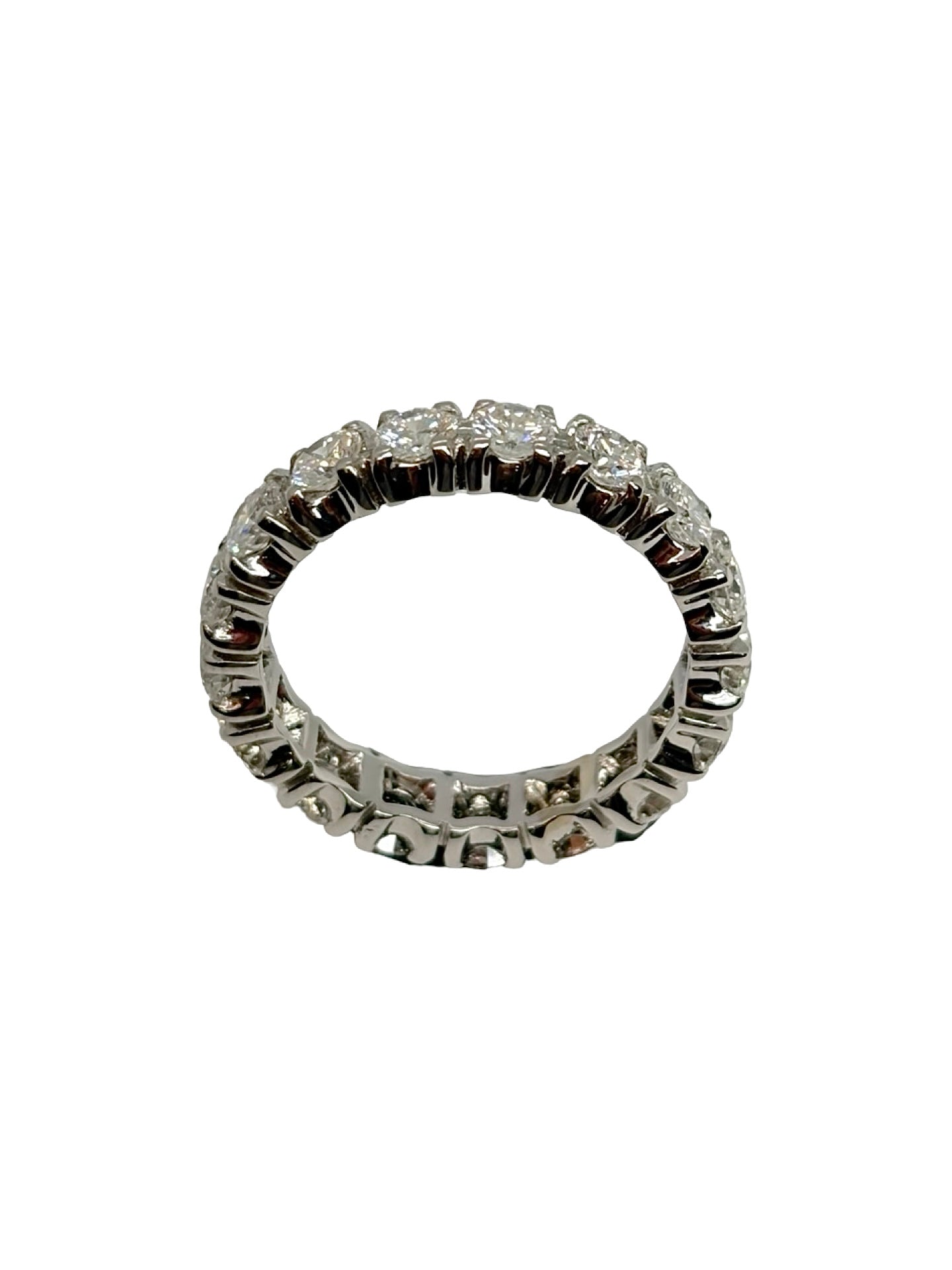 Alliance tour complet en or blanc 18K (750‰) sertie de diamants totalisant 3 carats. Cette alliance éternité séduit par son rang continu de diamants, offrant une brillance exceptionnelle sous tous les angles. Réalisée en or blanc 18 carats, elle incarne l'élégance et le savoir-faire joaillier. Idéale comme alliance de mariage, bague d'anniversaire ou bijou symbolique, elle accompagne chaque moment précieux avec raffinement et éclat.
