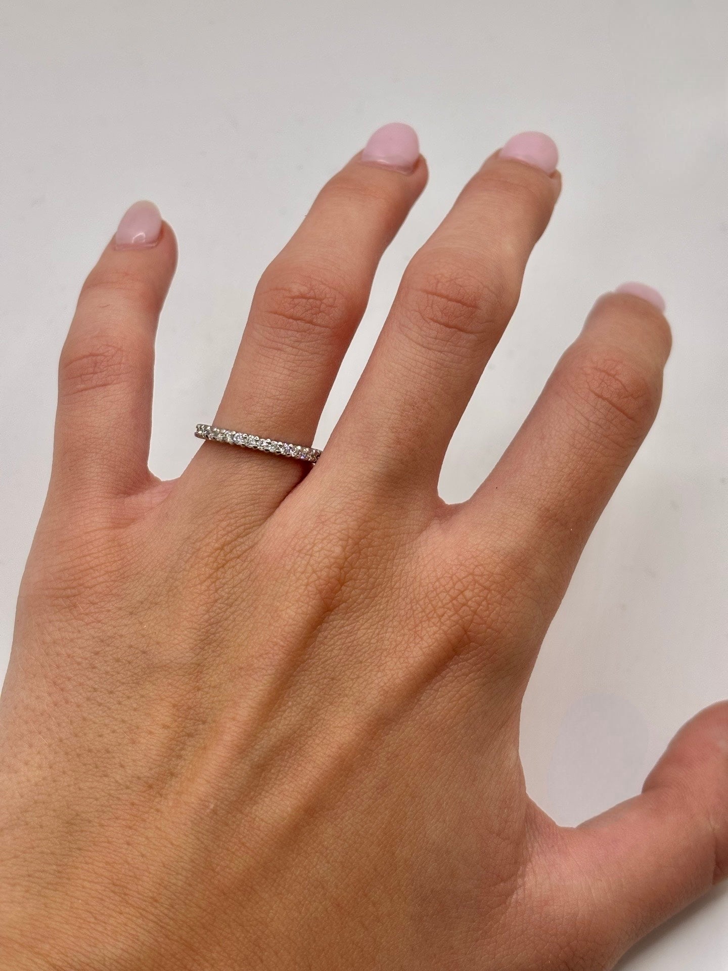 Alliance tour complet en or blanc 18 carats sertie de diamants pour un poids total de 0,90 carat. Cette bague éternité séduit par son éclat continu et son design raffiné, idéal pour célébrer un mariage, un anniversaire ou une occasion spéciale. Les diamants disposés sur tout le pourtour offrent une brillance exceptionnelle, tandis que l'or blanc 18K met en valeur chaque pierre avec élégance et intemporalité.