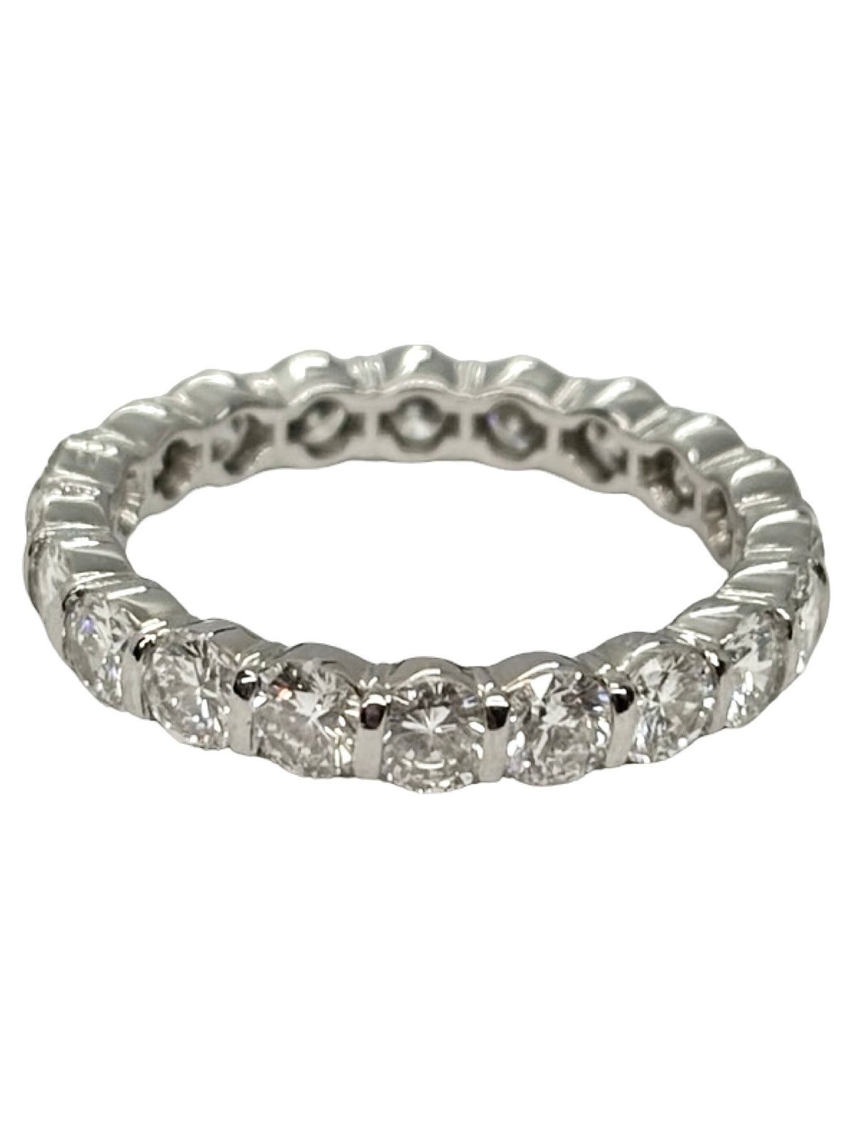 Alliance tour complet en or blanc 18K (750 millièmes) sertie de diamants naturels pour un poids total de 2,40 carats. Cette bague éternité séduit par son pavage étincelant qui entoure entièrement le doigt, offrant une brillance continue et élégante. Idéale pour célébrer un mariage, un anniversaire ou une occasion spéciale, cette alliance en diamants allie raffinement et intemporalité. Un bijou précieux au style classique, parfait pour sublimer chaque main et accompagner tous les moments de vie.