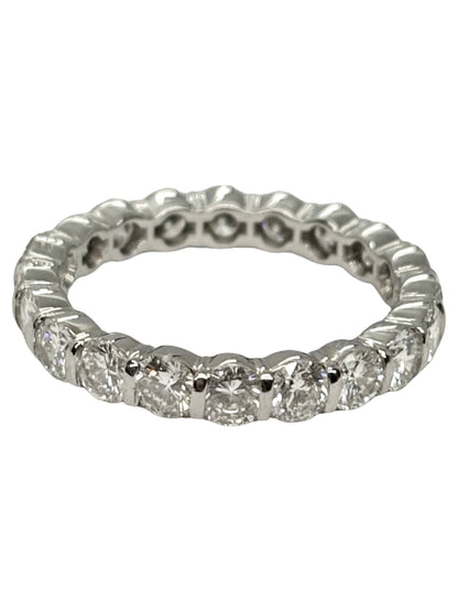 Alliance tour complet en or blanc 18K (750 millièmes) sertie de diamants naturels pour un poids total de 2,40 carats. Cette bague éternité séduit par son pavage étincelant qui entoure entièrement le doigt, offrant une brillance continue et élégante. Idéale pour célébrer un mariage, un anniversaire ou une occasion spéciale, cette alliance en diamants allie raffinement et intemporalité. Un bijou précieux au style classique, parfait pour sublimer chaque main et accompagner tous les moments de vie.
