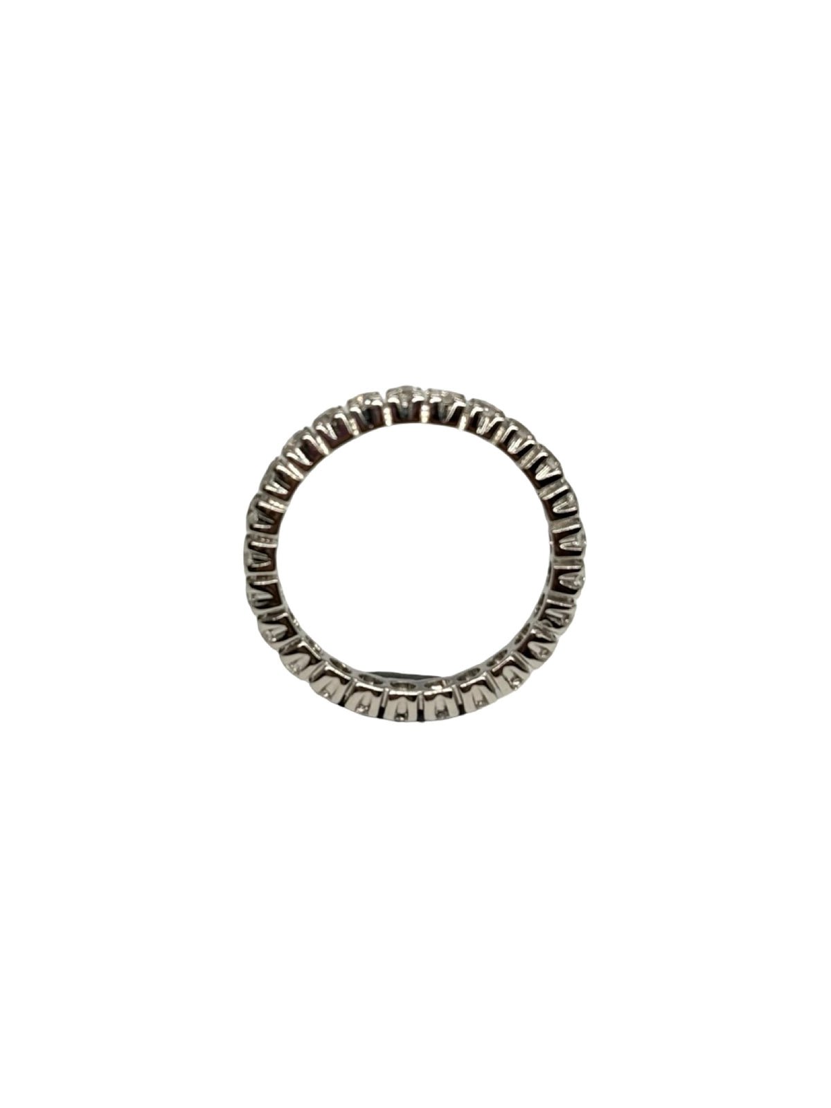 Alliance tour complet en or blanc 18K avec anneau serti de diamants pour un poids total de 0,30 carat. Son tour d'éternité scrupuleusement travaillé offre une brillance continue tout autour du doigt, mettant en valeur l'éclat pur des pierres et la finesse de la monture. Cette alliance de seconde main est en très bon état, contrôlée en interne et livrée dans son écrin. Un bijou de joaillerie classique et intemporel disponible à Paris.