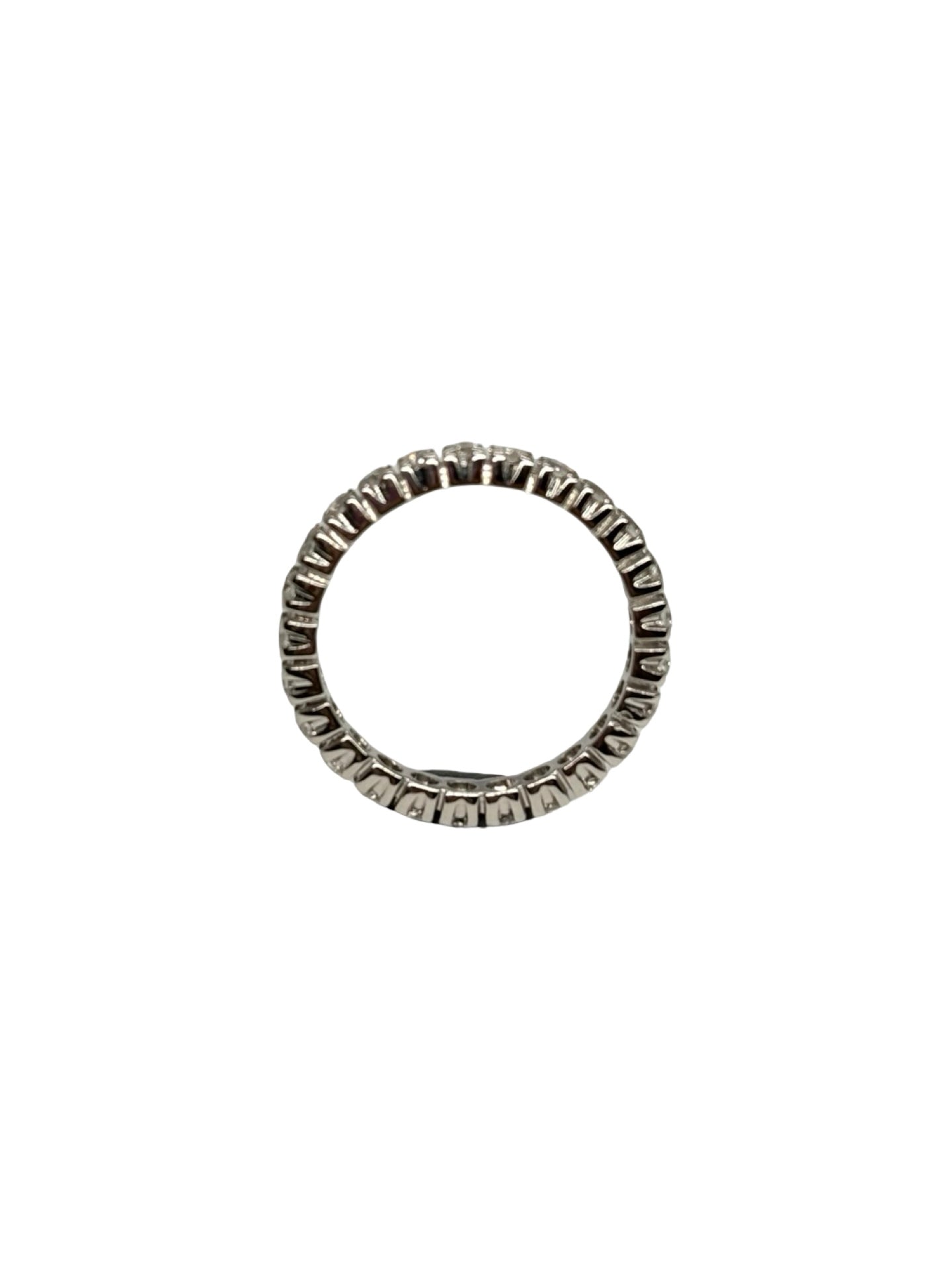 Alliance tour complet en or blanc 18K avec anneau serti de diamants pour un poids total de 0,30 carat. Son tour d'éternité scrupuleusement travaillé offre une brillance continue tout autour du doigt, mettant en valeur l'éclat pur des pierres et la finesse de la monture. Cette alliance de seconde main est en très bon état, contrôlée en interne et livrée dans son écrin. Un bijou de joaillerie classique et intemporel disponible à Paris.