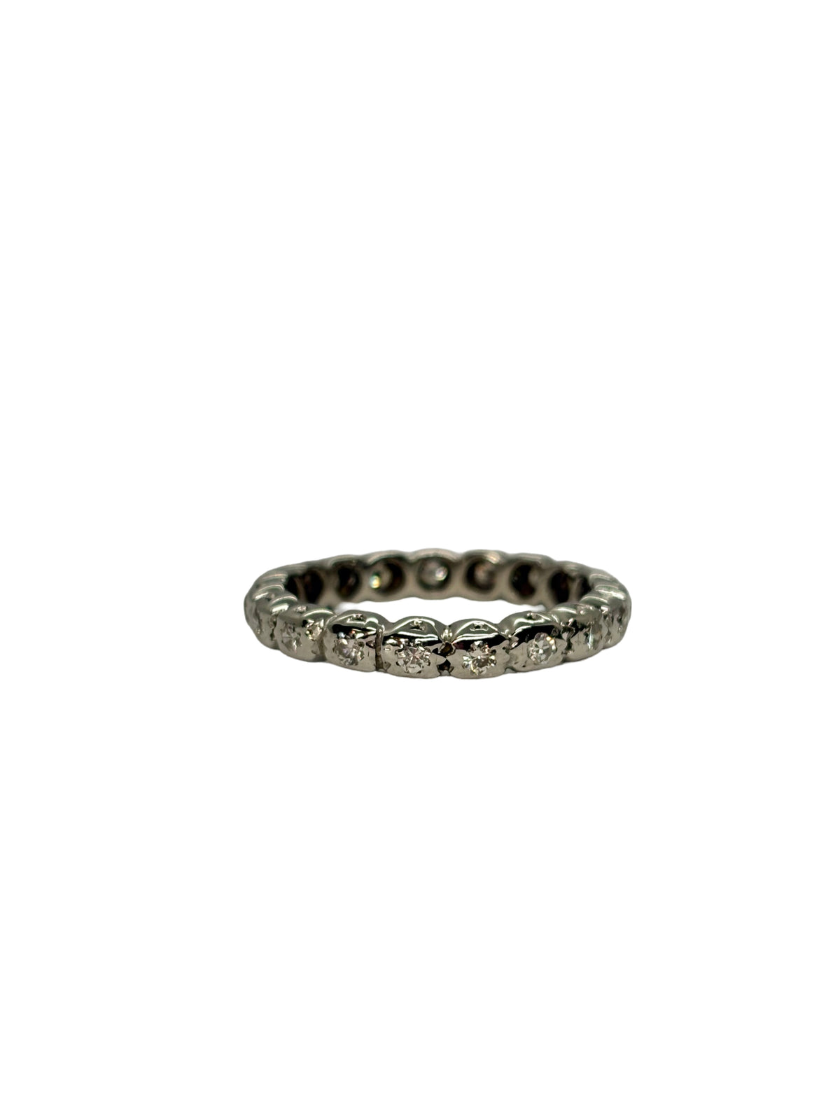 Alliance tour complet en or blanc 18K avec anneau serti de diamants pour un poids total de 0,40 carat. Son tour d'éternité scrupuleusement travaillé offre une brillance continue tout autour du doigt, mettant en valeur l'éclat pur des pierres et la finesse de la monture. Cette alliance de seconde main est en très bon état, contrôlée en interne et livrée dans son écrin. Un bijou de joaillerie classique et intemporel disponible à Paris.