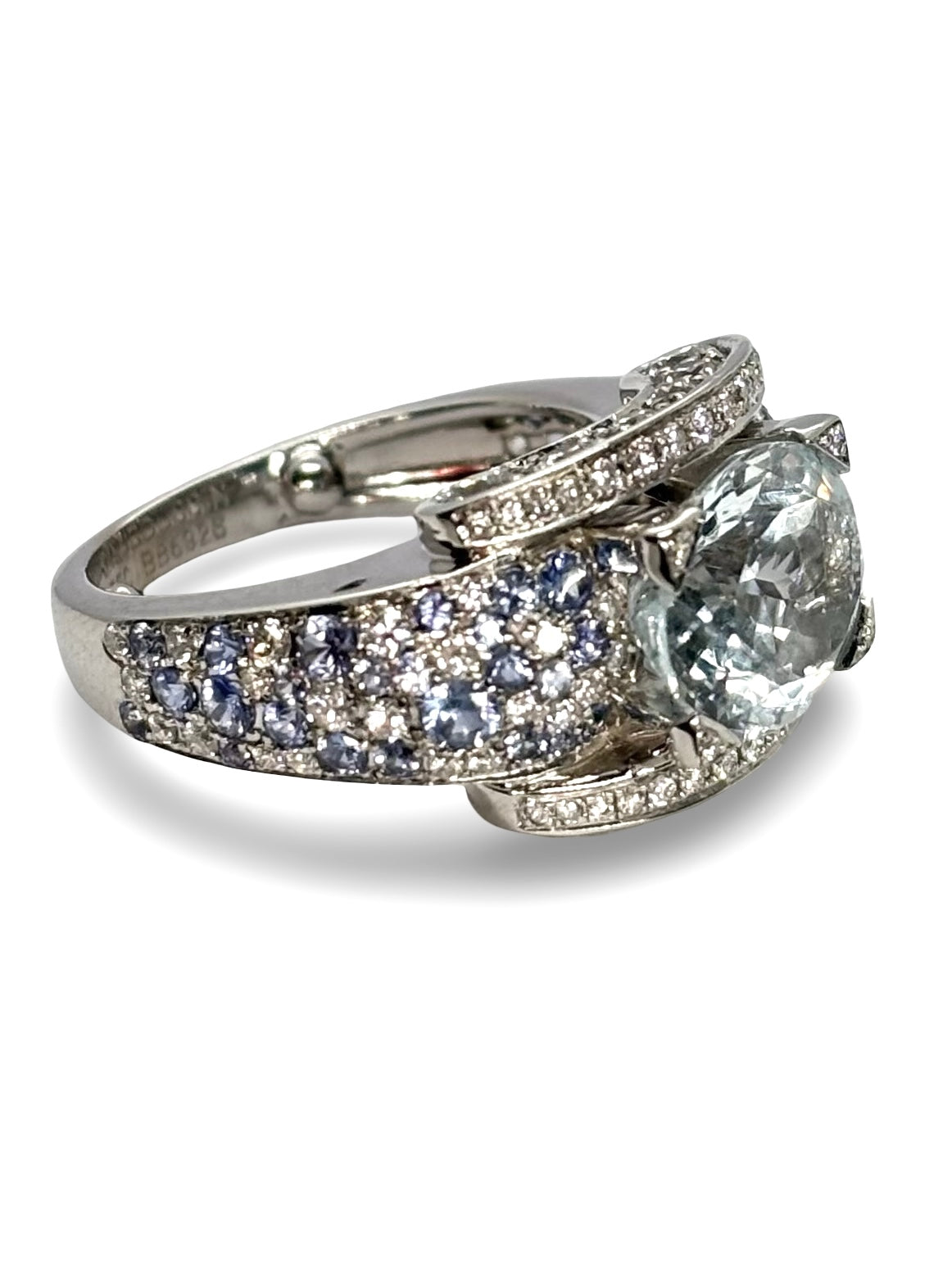 Élégante et raffinée, la bague Éternité Mauboussin en or blanc associe harmonieusement l’aigue-marine, les saphirs et les diamants pour un éclat inégalé. Cette création joaillière sublime le doigt avec ses pierres précieuses aux teintes envoûtantes. Symbole d’amour éternel, elle incarne le savoir-faire d’excellence de la maison Mauboussin. Idéale pour une demande en mariage ou un cadeau précieux, cette bague allie luxe, émotion et intemporalité.