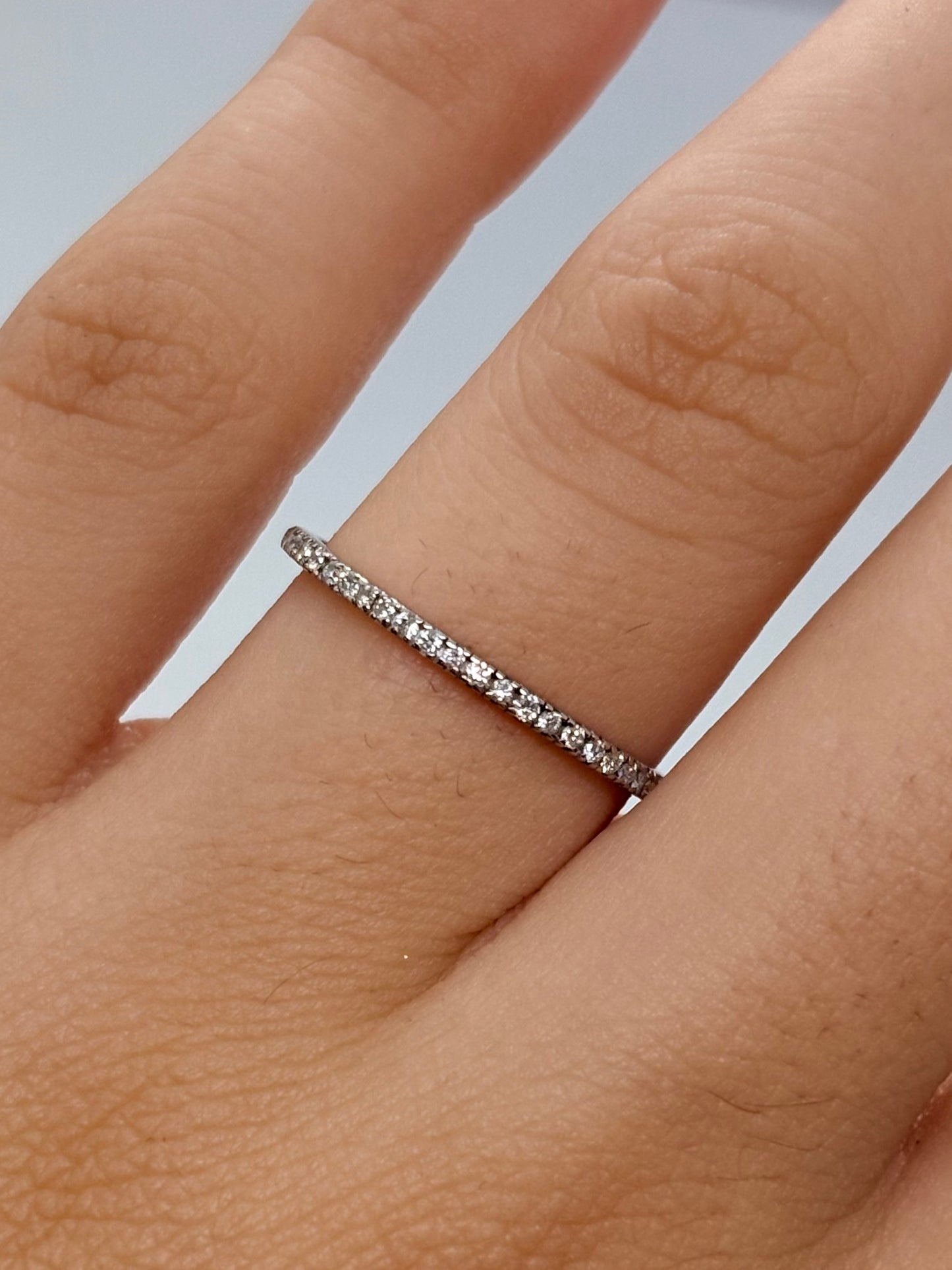 Alliance tour complet Mauboussin en or blanc 18K (750 millièmes), sertie de diamants naturels pour un poids total de 0,25 carat. Cette alliance en diamants séduit par son design raffiné et son éclat délicat, offrant une brillance continue tout autour du doigt. Signée par la maison Mauboussin, cette bague de luxe allie élégance et modernité. Idéale pour célébrer un mariage, un anniversaire ou un moment précieux, cette alliance en or blanc et diamants apporte une touche lumineuse et intemporelle à chaque main