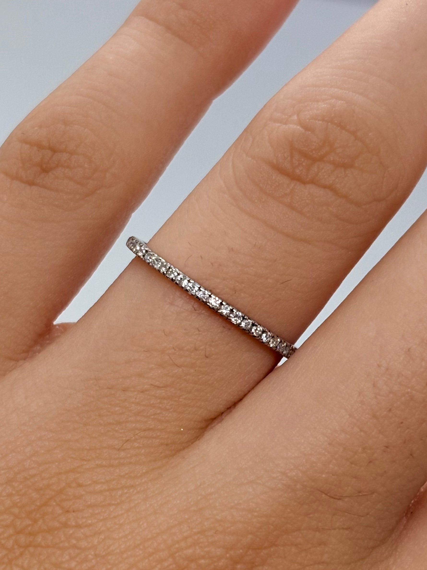 Alliance tour complet Mauboussin en or blanc 18K (750 millièmes), sertie de diamants naturels pour un poids total de 0,25 carat. Cette alliance en diamants séduit par son design raffiné et son éclat délicat, offrant une brillance continue tout autour du doigt. Signée par la maison Mauboussin, cette bague de luxe allie élégance et modernité. Idéale pour célébrer un mariage, un anniversaire ou un moment précieux, cette alliance en or blanc et diamants apporte une touche lumineuse et intemporelle à chaque main