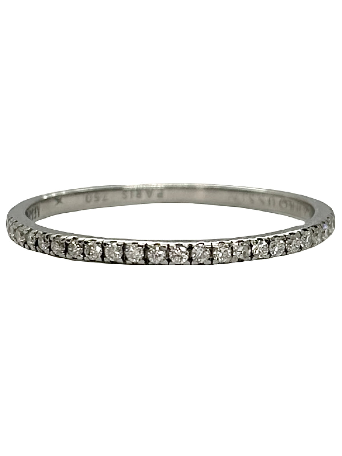 Alliance tour complet Mauboussin en or blanc 18K (750 millièmes), sertie de diamants naturels pour un poids total de 0,25 carat. Cette alliance en diamants séduit par son design raffiné et son éclat délicat, offrant une brillance continue tout autour du doigt. Signée par la maison Mauboussin, cette bague de luxe allie élégance et modernité. Idéale pour célébrer un mariage, un anniversaire ou un moment précieux, cette alliance en or blanc et diamants apporte une touche lumineuse et intemporelle à chaque main