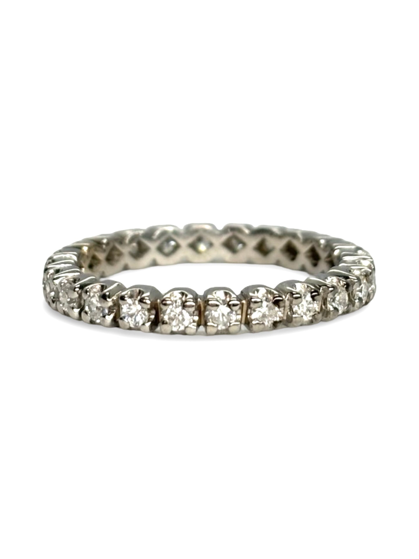 Alliance tour complet en or blanc 18K sublimée par un sertissage continu de diamants totalisant 0,70 carat. Élégante et intemporelle, cette bague éternité séduit par son éclat raffiné et son design délicat. Idéale pour célébrer un engagement, un anniversaire ou un moment précieux, elle incarne le luxe discret et la sophistication de la haute joaillerie.