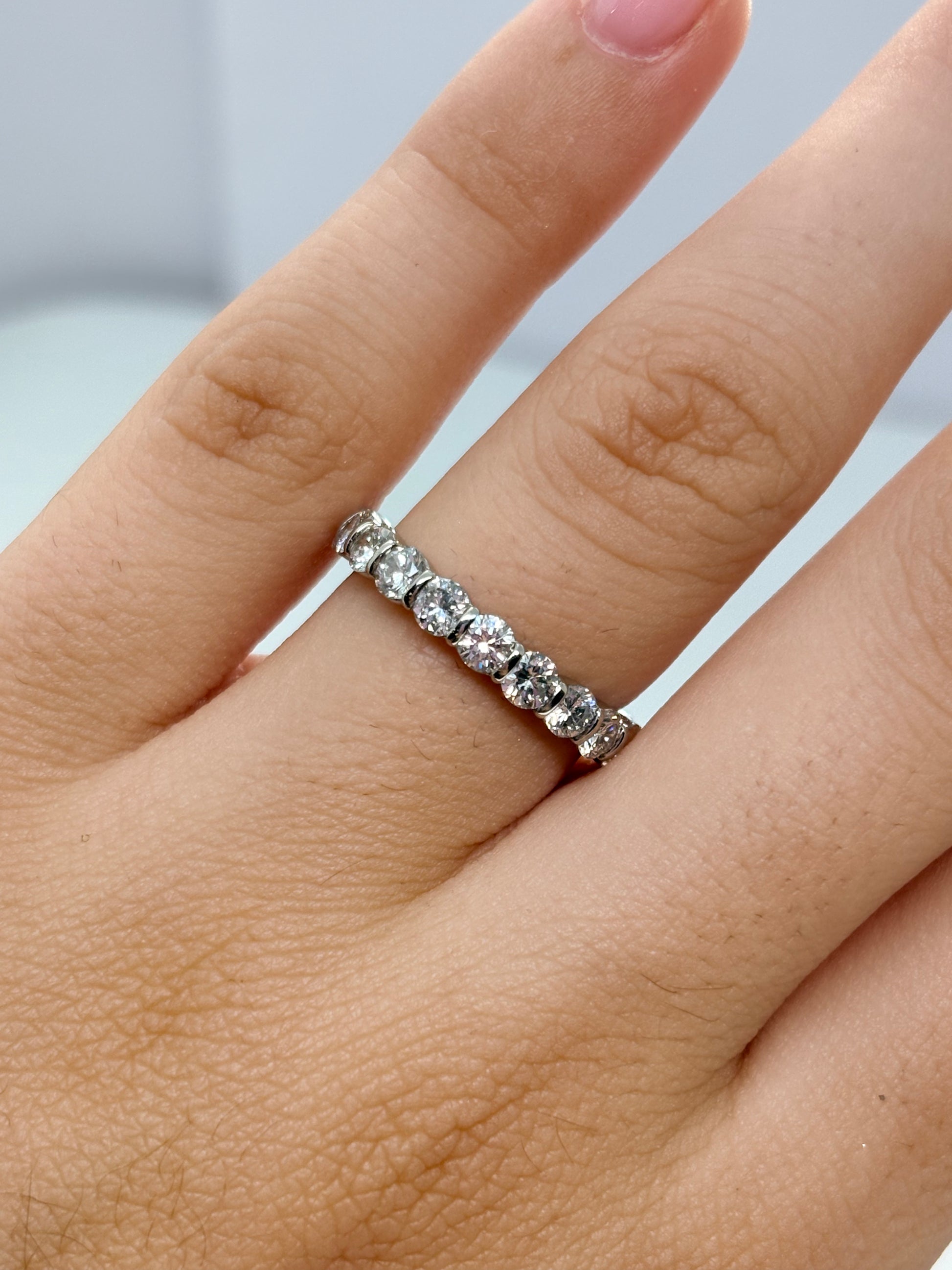 Alliance tour complet en or blanc 18K (750 millièmes) sertie de diamants naturels pour un poids total de 2,40 carats. Cette bague éternité séduit par son pavage étincelant qui entoure entièrement le doigt, offrant une brillance continue et élégante. Idéale pour célébrer un mariage, un anniversaire ou une occasion spéciale, cette alliance en diamants allie raffinement et intemporalité. Un bijou précieux au style classique, parfait pour sublimer chaque main et accompagner tous les moments de vie.