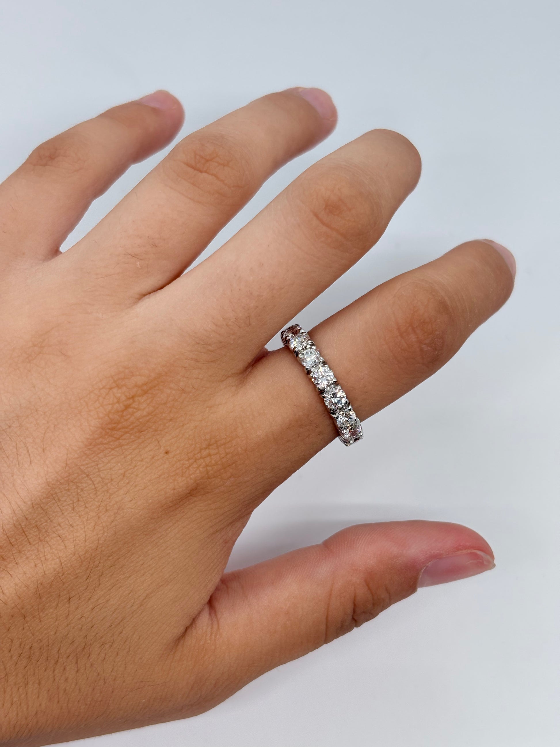 Alliance tour complet en or blanc 18K (750‰) sertie de diamants totalisant 3 carats. Cette alliance éternité séduit par son rang continu de diamants, offrant une brillance exceptionnelle sous tous les angles. Réalisée en or blanc 18 carats, elle incarne l'élégance et le savoir-faire joaillier. Idéale comme alliance de mariage, bague d'anniversaire ou bijou symbolique, elle accompagne chaque moment précieux avec raffinement et éclat.
