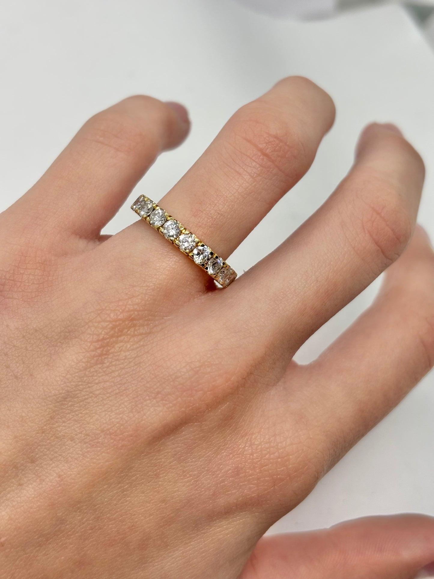 Alliance tour complet en or jaune 18 carats sertie de diamants pour un poids total de 2,40 carats. Ce bijou luxueux séduit par son éclat continu et la brillance intense de ses diamants. Idéale comme alliance ou bague de prestige, elle allie élégance, sophistication et style intemporel, offrant une touche précieuse et lumineuse au doigt pour chaque occasion.