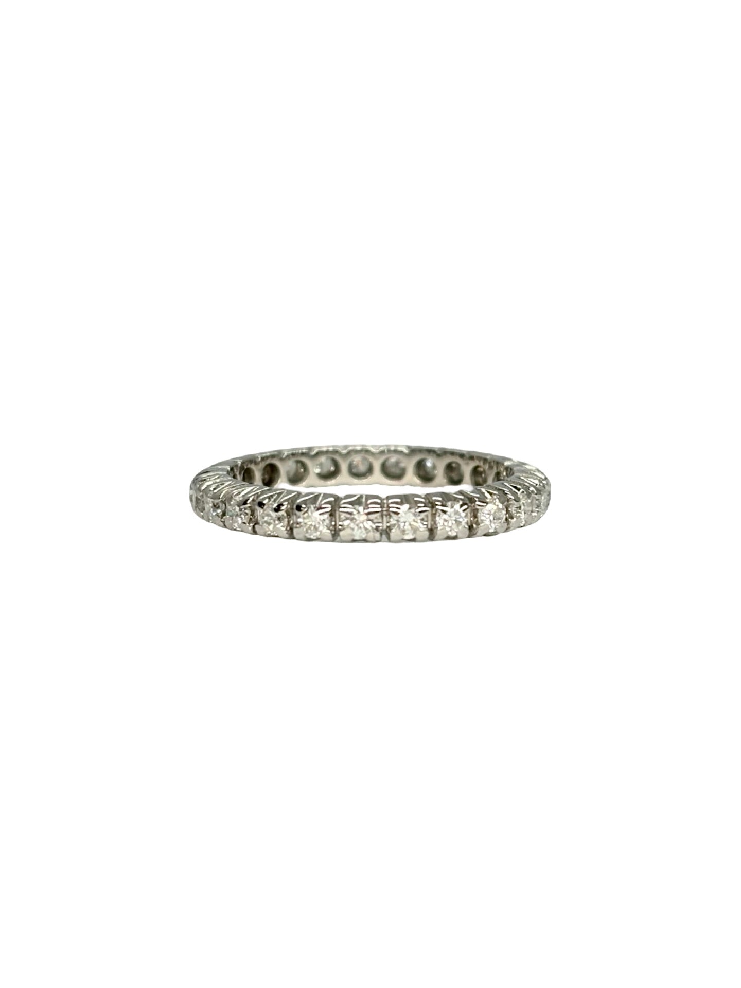 Alliance tour complet en or blanc 18K avec anneau serti de diamants pour un poids total de 0,30 carat. Son tour d'éternité scrupuleusement travaillé offre une brillance continue tout autour du doigt, mettant en valeur l'éclat pur des pierres et la finesse de la monture. Cette alliance de seconde main est en très bon état, contrôlée en interne et livrée dans son écrin. Un bijou de joaillerie classique et intemporel disponible à Paris.