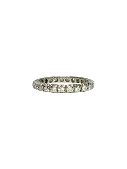 Alliance tour complet en or blanc 18K avec anneau serti de diamants pour un poids total de 0,30 carat. Son tour d'éternité scrupuleusement travaillé offre une brillance continue tout autour du doigt, mettant en valeur l'éclat pur des pierres et la finesse de la monture. Cette alliance de seconde main est en très bon état, contrôlée en interne et livrée dans son écrin. Un bijou de joaillerie classique et intemporel disponible à Paris.