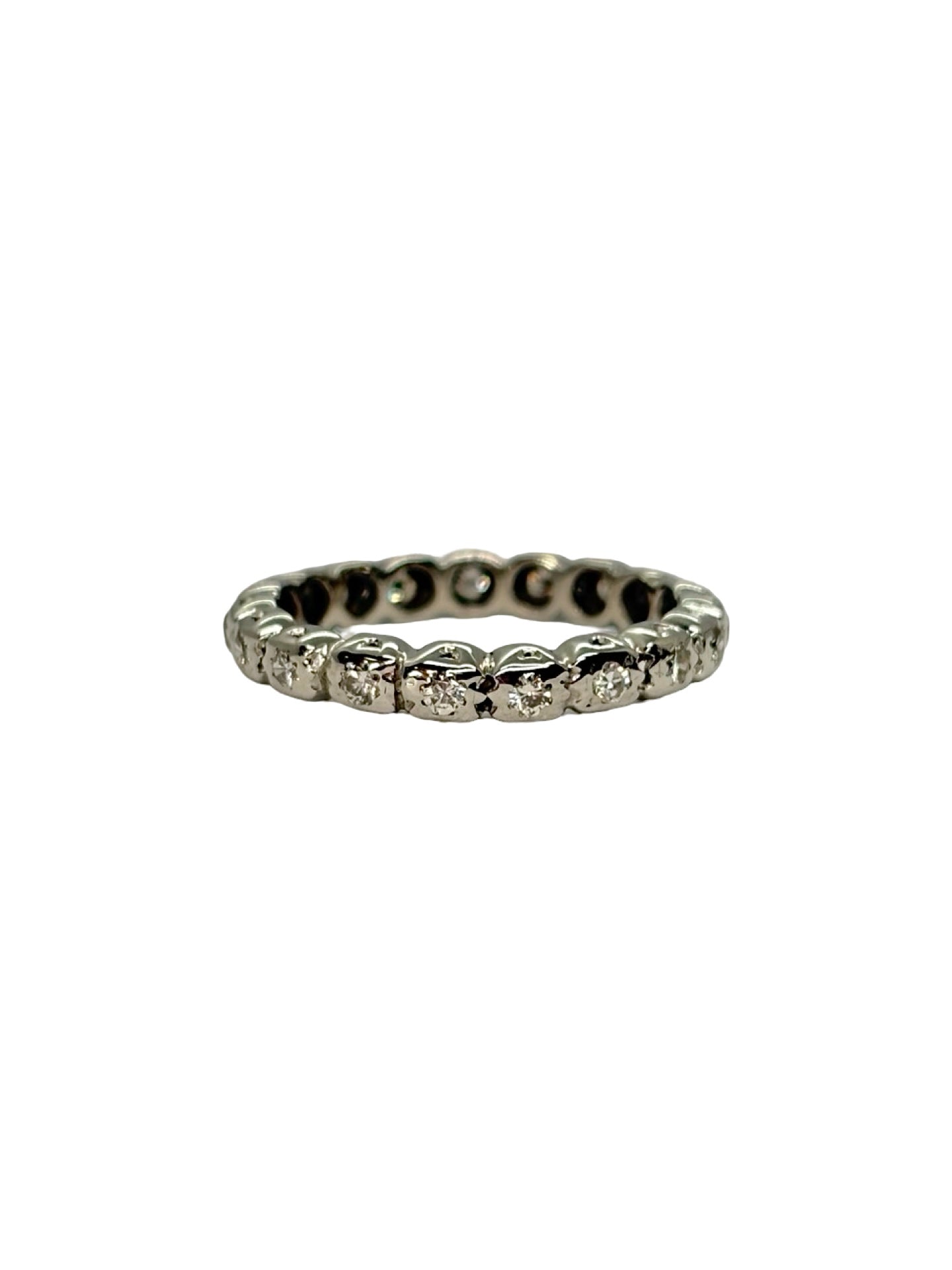 Alliance tour complet en or blanc 18K avec anneau serti de diamants pour un poids total de 0,40 carat. Son tour d'éternité scrupuleusement travaillé offre une brillance continue tout autour du doigt, mettant en valeur l'éclat pur des pierres et la finesse de la monture. Cette alliance de seconde main est en très bon état, contrôlée en interne et livrée dans son écrin. Un bijou de joaillerie classique et intemporel disponible à Paris.