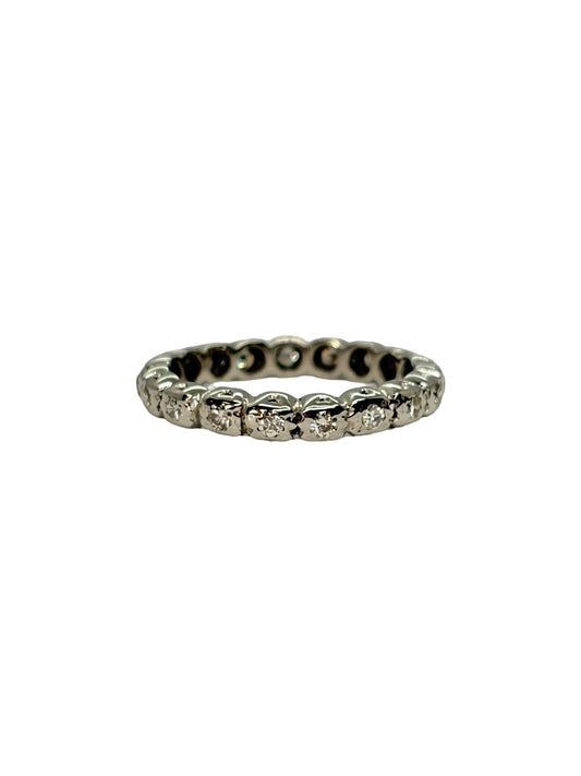 Alliance tour complet en or blanc 18K avec anneau serti de diamants pour un poids total de 0,40 carat. Son tour d'éternité scrupuleusement travaillé offre une brillance continue tout autour du doigt, mettant en valeur l'éclat pur des pierres et la finesse de la monture. Cette alliance de seconde main est en très bon état, contrôlée en interne et livrée dans son écrin. Un bijou de joaillerie classique et intemporel disponible à Paris.