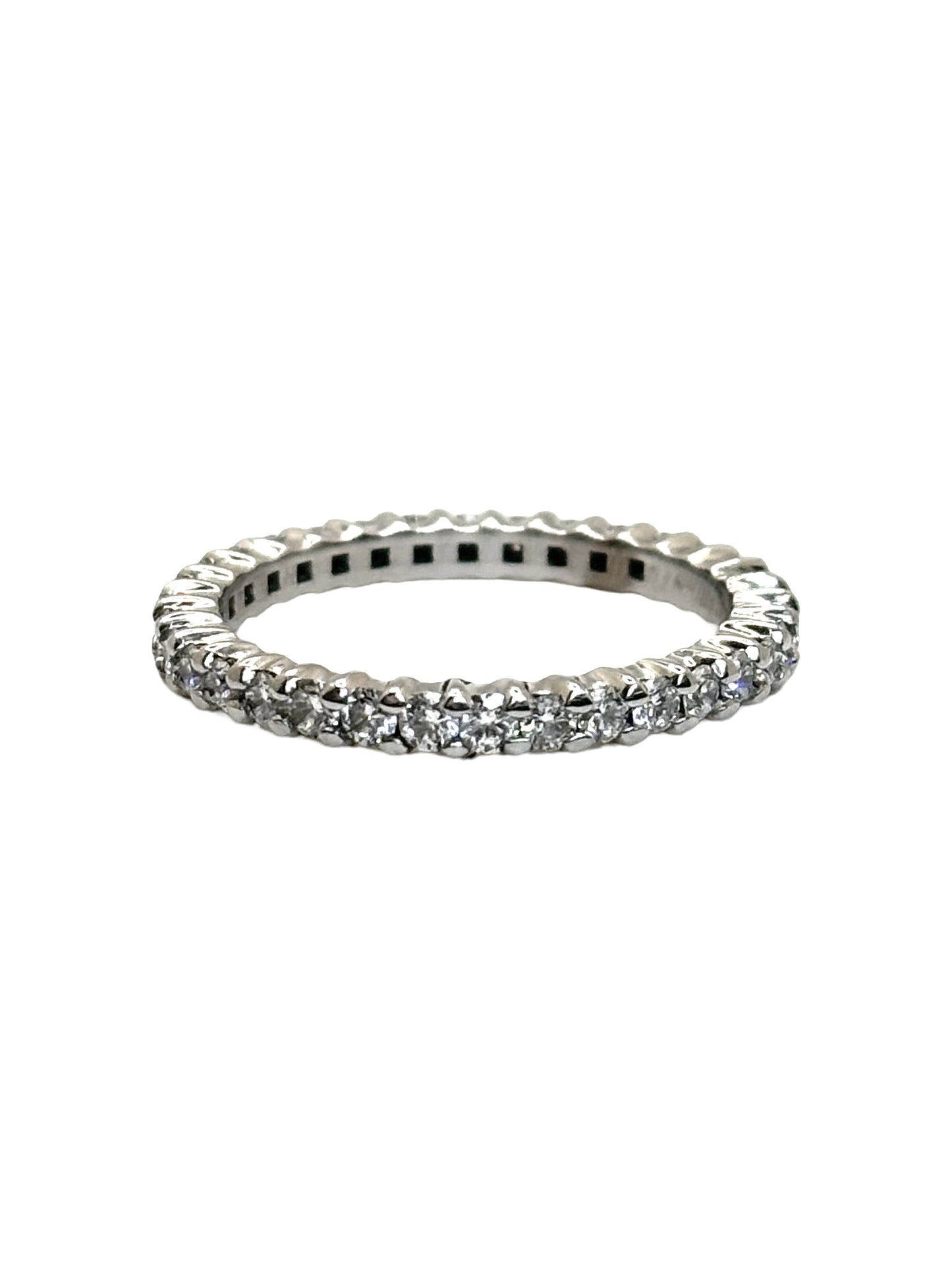 Alliance tour complet en or blanc 18 carats sertie de diamants pour un poids total de 0,90 carat. Cette bague éternité séduit par son éclat continu et son design raffiné, idéal pour célébrer un mariage, un anniversaire ou une occasion spéciale. Les diamants disposés sur tout le pourtour offrent une brillance exceptionnelle, tandis que l'or blanc 18K met en valeur chaque pierre avec élégance et intemporalité.