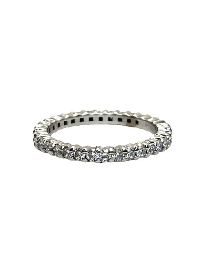 Alliance tour complet en or blanc 18 carats sertie de diamants pour un poids total de 0,90 carat. Cette bague éternité séduit par son éclat continu et son design raffiné, idéal pour célébrer un mariage, un anniversaire ou une occasion spéciale. Les diamants disposés sur tout le pourtour offrent une brillance exceptionnelle, tandis que l'or blanc 18K met en valeur chaque pierre avec élégance et intemporalité.