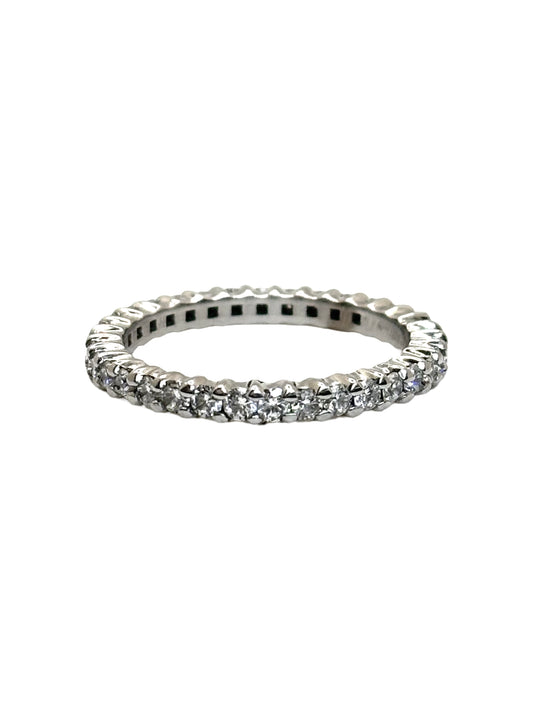 Alliance tour complet en or blanc 18 carats sertie de diamants pour un poids total de 0,90 carat. Cette bague éternité séduit par son éclat continu et son design raffiné, idéal pour célébrer un mariage, un anniversaire ou une occasion spéciale. Les diamants disposés sur tout le pourtour offrent une brillance exceptionnelle, tandis que l'or blanc 18K met en valeur chaque pierre avec élégance et intemporalité.