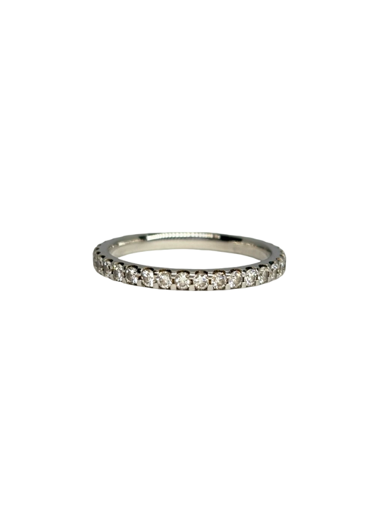 Alliance tour complet en or blanc 18K (750/1000) sertie de diamants naturels pour un total de 1,20 carat. Ce anneau de mariage pour femme haut de gamme arbore un serti rail élégant qui met en valeur le scintillement des pierres précieux tout autour du doigt. Bijou de mariage intemporel et raffiné, parfait comme bague de fiançailles ou cadeau d'anniversaire. Fabrication joaillerie fine, alliance diamants or blanc 1,20 ct idéal pour sublimer une main avec éclat.