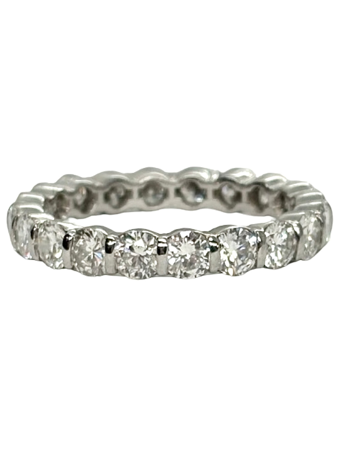 Alliance tour complet en or blanc 18K (750 millièmes) sertie de diamants naturels pour un poids total de 2,40 carats. Cette bague éternité séduit par son pavage étincelant qui entoure entièrement le doigt, offrant une brillance continue et élégante. Idéale pour célébrer un mariage, un anniversaire ou une occasion spéciale, cette alliance en diamants allie raffinement et intemporalité. Un bijou précieux au style classique, parfait pour sublimer chaque main et accompagner tous les moments de vie.