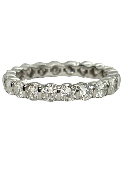 Alliance tour complet en or blanc 18K (750 millièmes) sertie de diamants naturels pour un poids total de 2,40 carats. Cette bague éternité séduit par son pavage étincelant qui entoure entièrement le doigt, offrant une brillance continue et élégante. Idéale pour célébrer un mariage, un anniversaire ou une occasion spéciale, cette alliance en diamants allie raffinement et intemporalité. Un bijou précieux au style classique, parfait pour sublimer chaque main et accompagner tous les moments de vie.