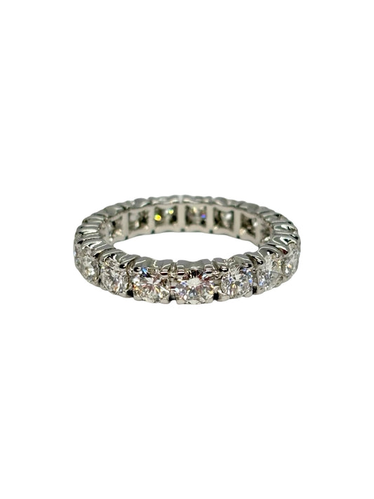 Alliance tour complet en or blanc 18K (750‰) sertie de diamants totalisant 3 carats. Cette alliance éternité séduit par son rang continu de diamants, offrant une brillance exceptionnelle sous tous les angles. Réalisée en or blanc 18 carats, elle incarne l'élégance et le savoir-faire joaillier. Idéale comme alliance de mariage, bague d'anniversaire ou bijou symbolique, elle accompagne chaque moment précieux avec raffinement et éclat.

