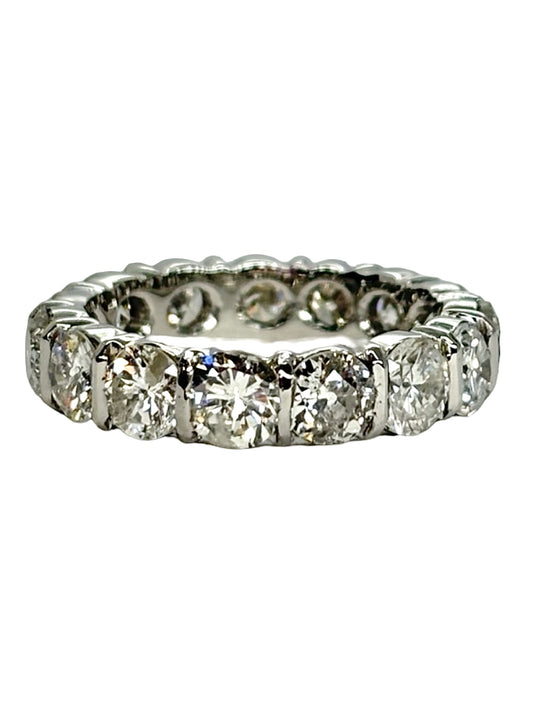 Alliance tour complet en or blanc 18K sertie de diamants naturels totalisant 5,50 ct. Cette alliance en or blanc 18 carats met en valeur un pavage continu de diamants offrant une brillance exceptionnelle tout autour de l’anneau. Élégante et raffinée, cette alliance diamant incarne le style intemporel de l’anneau éternité. Un bijou précieux et sophistiqué, idéal comme alliance de mariage ou pour célébrer une occasion particulière.