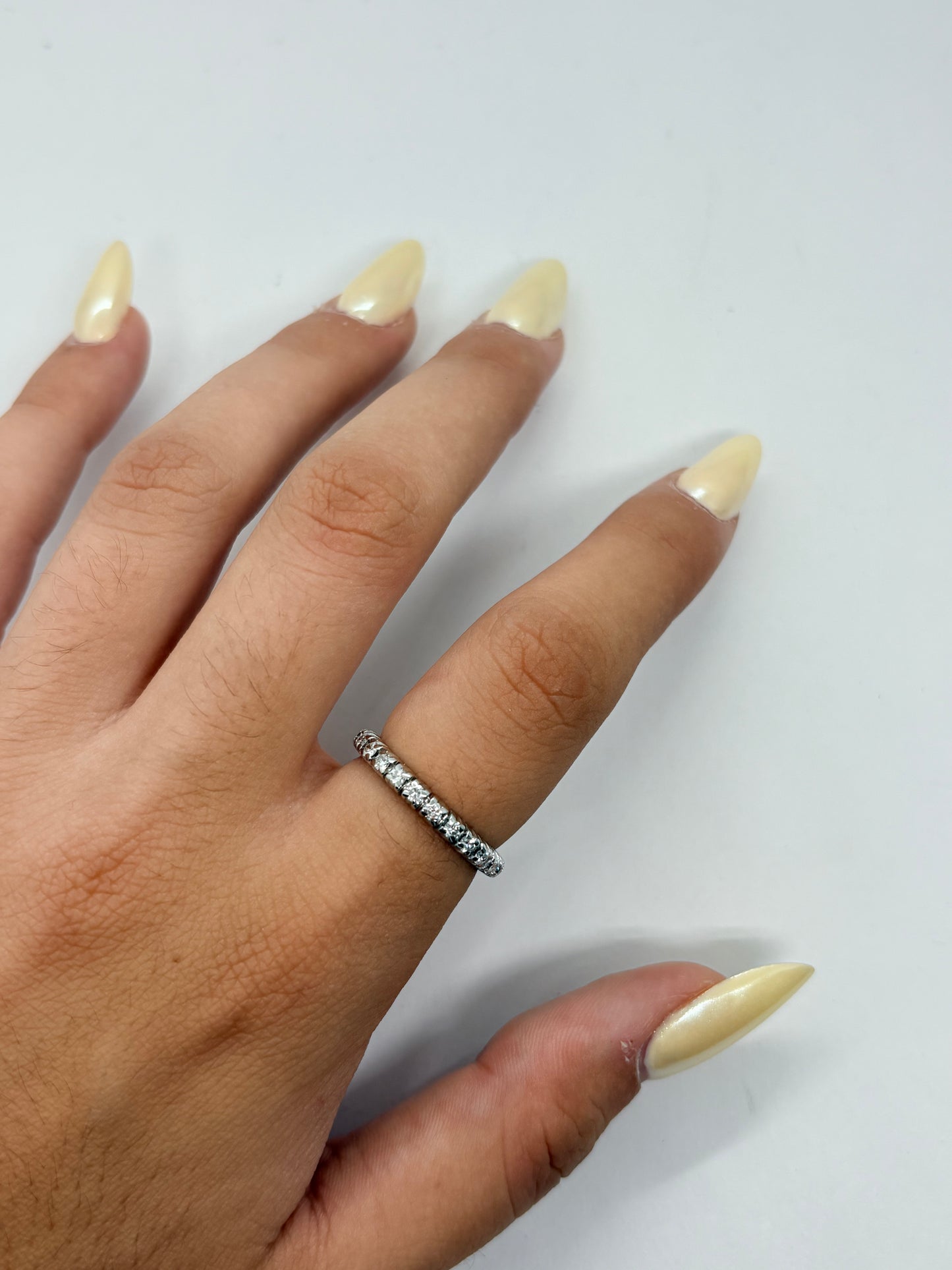 Alliance tour complet en or blanc 18K avec anneau serti de diamants pour un poids total de 0,30 carat. Son tour d'éternité scrupuleusement travaillé offre une brillance continue tout autour du doigt, mettant en valeur l'éclat pur des pierres et la finesse de la monture. Cette alliance de seconde main est en très bon état, contrôlée en interne et livrée dans son écrin. Un bijou de joaillerie classique et intemporel disponible à Paris.