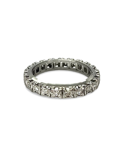 Alliance en or blanc élégante, sertie de diamants totalisant 0,23 carat sur tout le pourtour. Ce bijou raffiné symbolise l’amour éternel avec son design intemporel et son éclat subtil. Parfaite pour un mariage ou un anniversaire, cette alliance tour complet allie luxe, finesse et éclat discret.