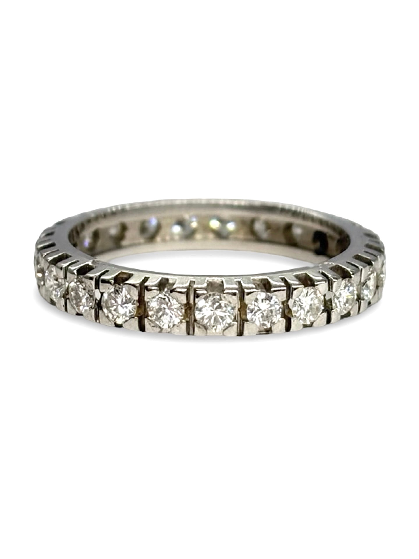 Alliance tour complet en or blanc sertie de diamants totalisant 0,85 carat, offrant un éclat continu et raffiné autour du doigt. Son design élégant et intemporel met en valeur la brillance des diamants, parfaite pour un mariage ou un engagement. Un bijou sophistiqué qui symbolise l’amour éternel avec style et éclat.