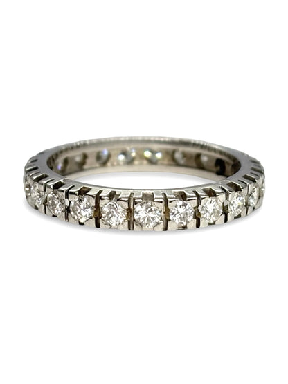 Alliance tour complet en or blanc sertie de diamants totalisant 0,85 carat, offrant un éclat continu et raffiné autour du doigt. Son design élégant et intemporel met en valeur la brillance des diamants, parfaite pour un mariage ou un engagement. Un bijou sophistiqué qui symbolise l’amour éternel avec style et éclat.