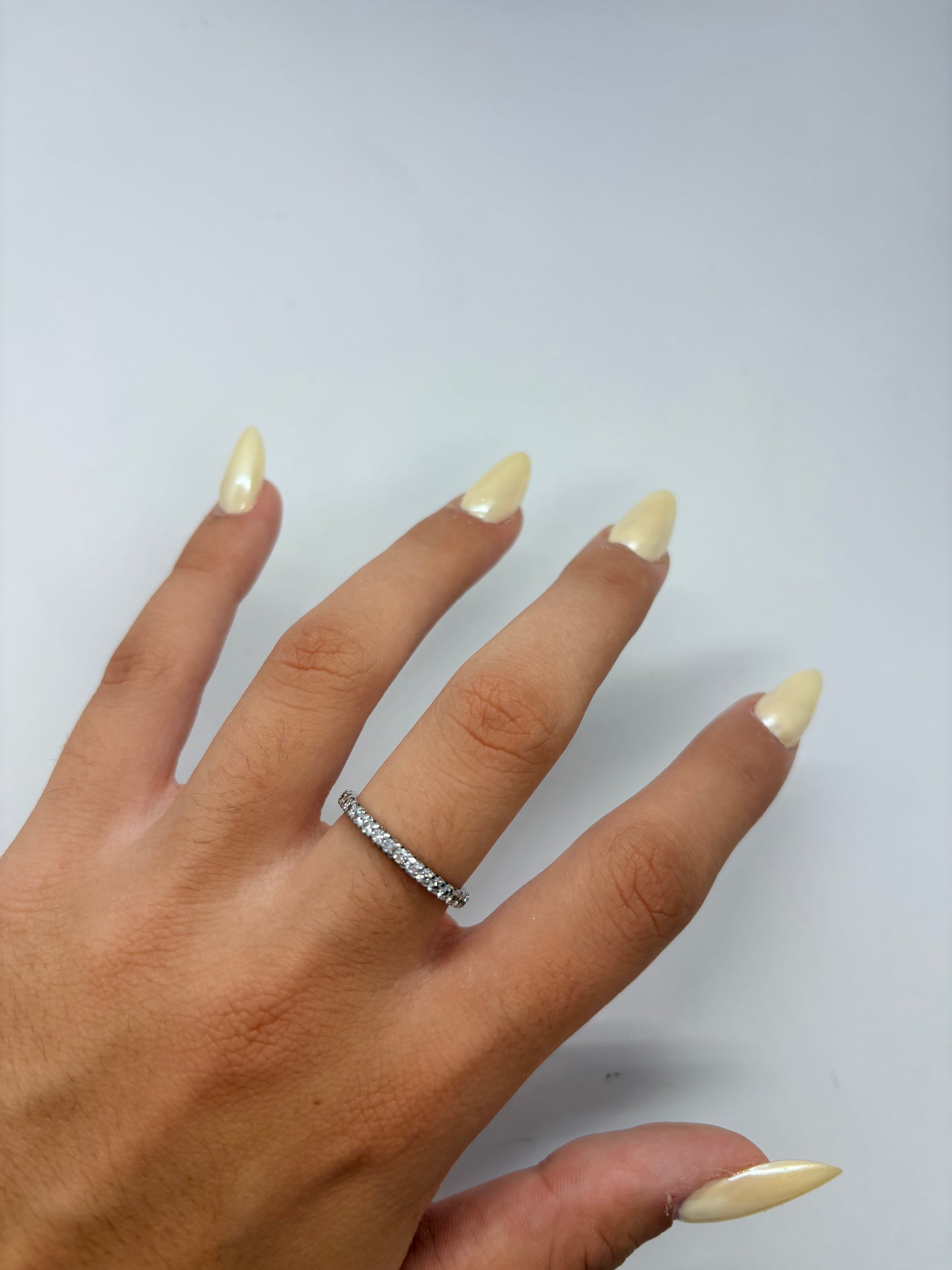 Alliance tour complet en or blanc 18K (750/1000) sertie de diamants naturels pour un total de 1,20 carat. Ce anneau de mariage pour femme haut de gamme arbore un serti rail élégant qui met en valeur le scintillement des pierres précieux tout autour du doigt. Bijou de mariage intemporel et raffiné, parfait comme bague de fiançailles ou cadeau d'anniversaire. Fabrication joaillerie fine, alliance diamants or blanc 1,20 ct idéal pour sublimer une main avec éclat.