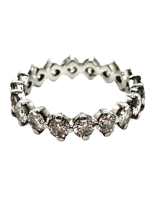 Alliance tour complet en or blanc sertie de diamants pour un total de 2,16 carats. Cette bague précieuse présente un sertissage continu de diamants brillants offrant une luminosité intense et une élégance intemporelle. Bijou raffiné, idéal pour célébrer un mariage, un anniversaire ou un engagement, cette alliance en or blanc séduit par son éclat durable, sa finition soignée et son style joaillier haut de gamme.