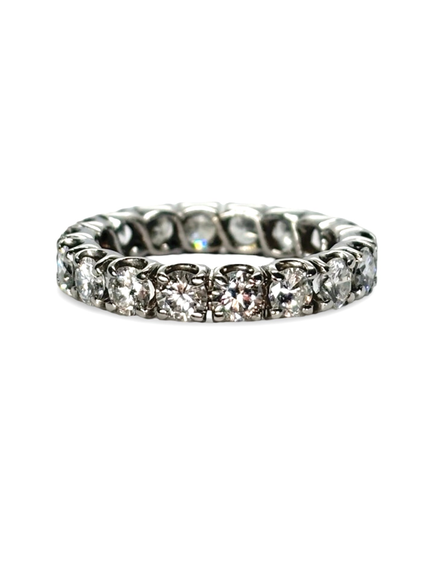 Découvrez notre alliance tour complet en or blanc, sertie de diamants totalisant 2,7 carats. Élégante et raffinée, cette bague éternité symbolise l’amour éternel avec brillance et sophistication. Parfaite pour un mariage ou un cadeau précieux, elle allie luxe, qualité et éclat exceptionnel pour sublimer chaque moment unique.